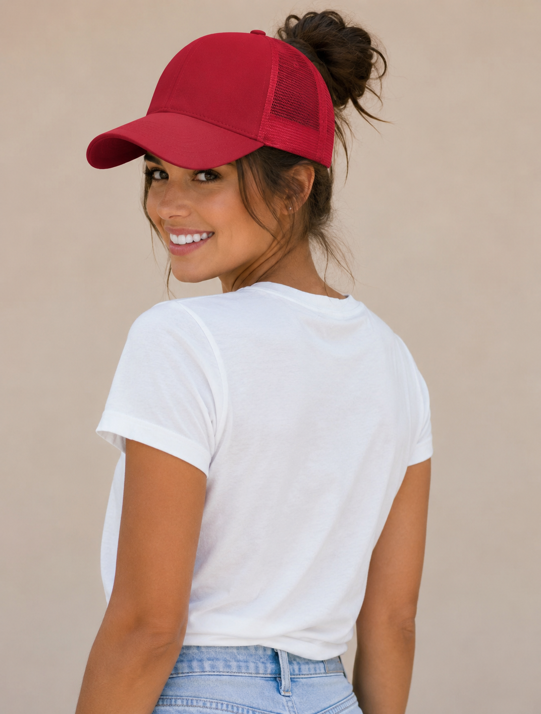 Gorra para moño Auren Halo en Rojo Cereza con apertura para messy bun