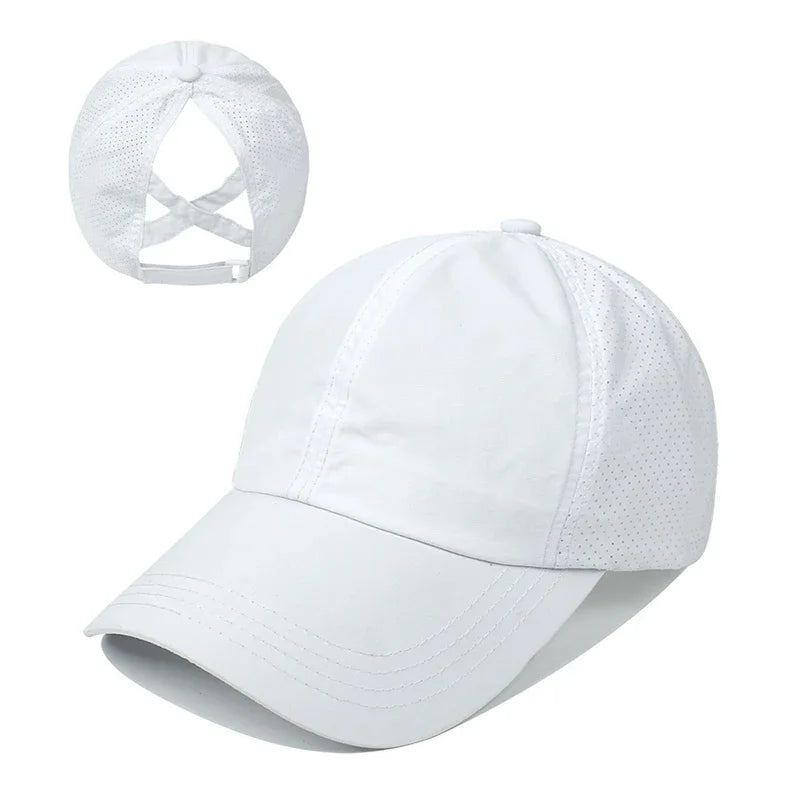 Gorra deportiva Auren Versa - modelo usando la gorra en exterior