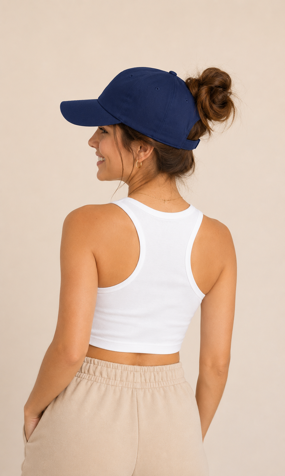 Gorra Auren Signature en Azul Profundo con cierre magnético para coleta y moño