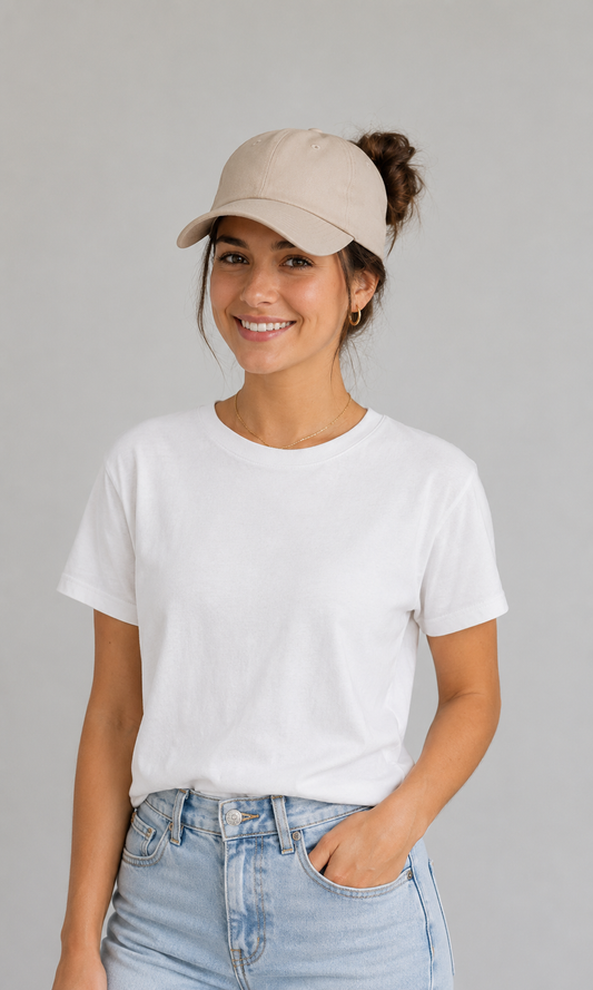 Gorra Auren Signature en Beige Arena con cierre magnético para coleta y moño