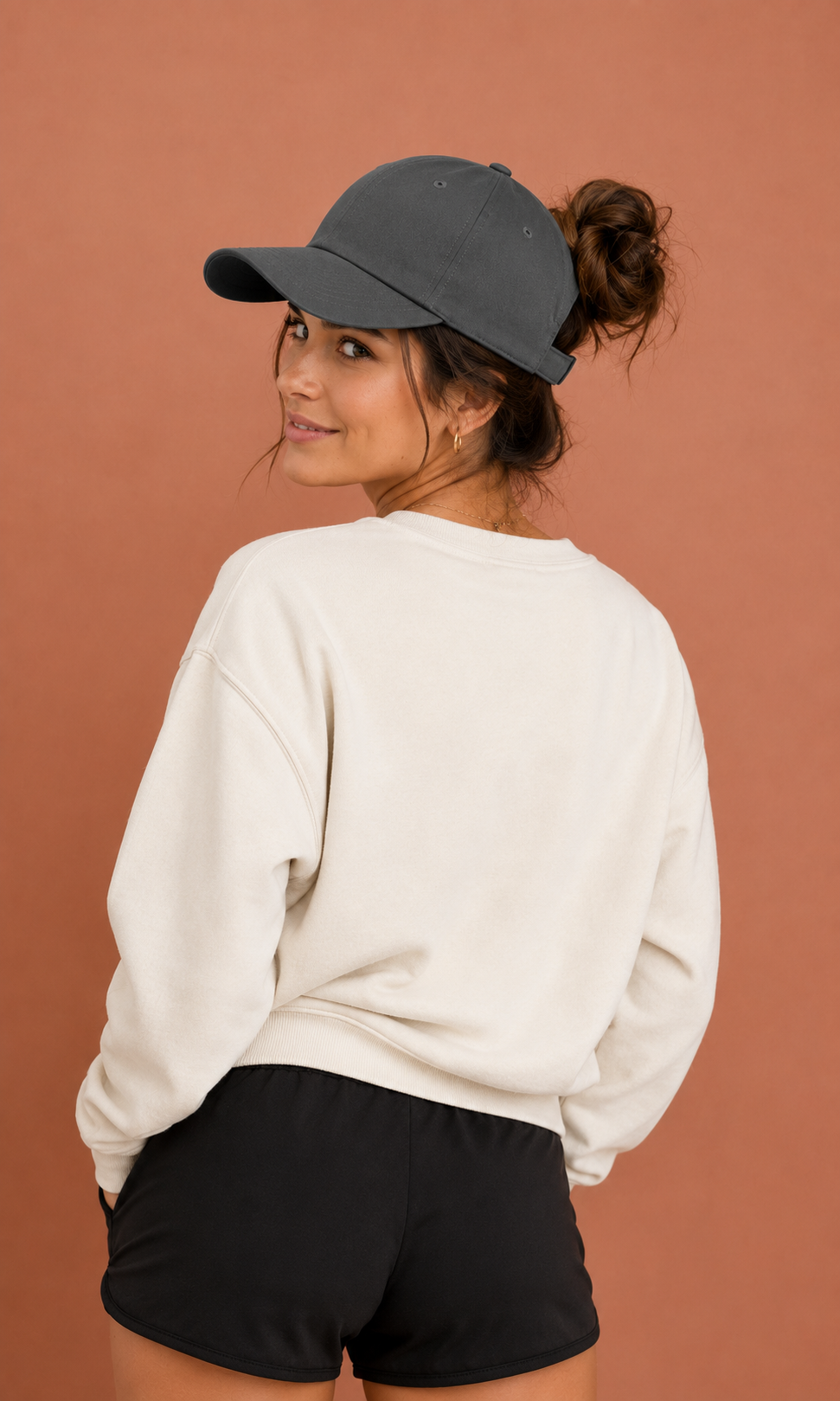 Gorra Auren Signature en Gris Grafito con cierre magnético para coleta y moño