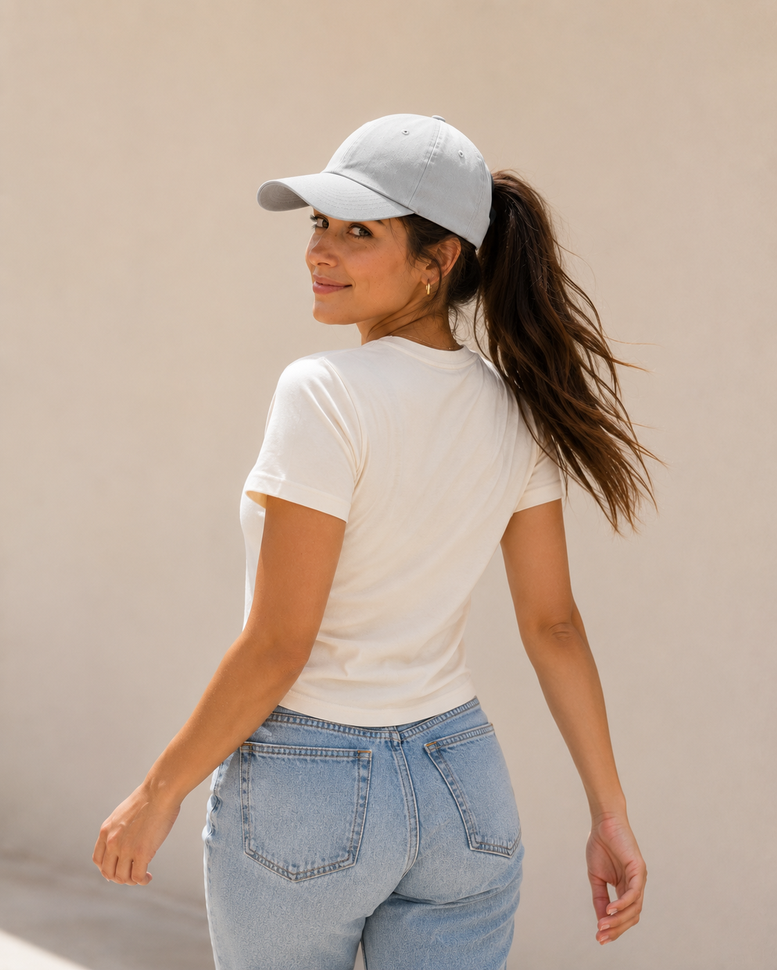 Gorra Auren Signature en Gris Perla con cierre magnético para coleta y moño