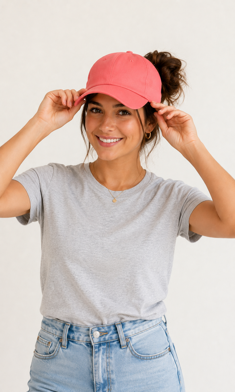 Gorra Auren Signature en Coral con cierre magnético para coleta y moño