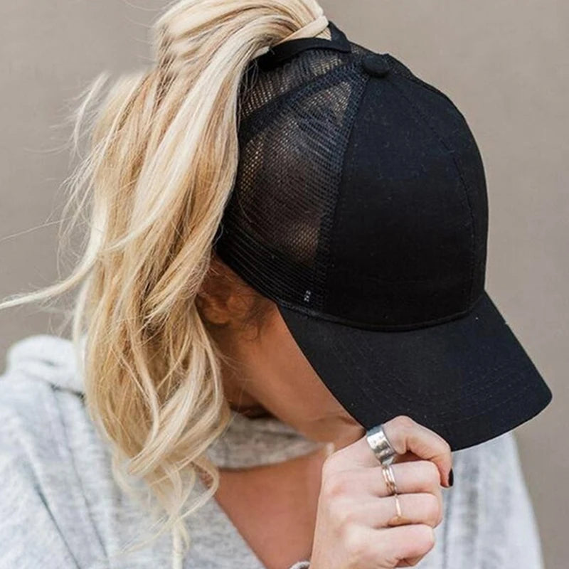 Gorra casual Auren Halo - puesta con moño alto