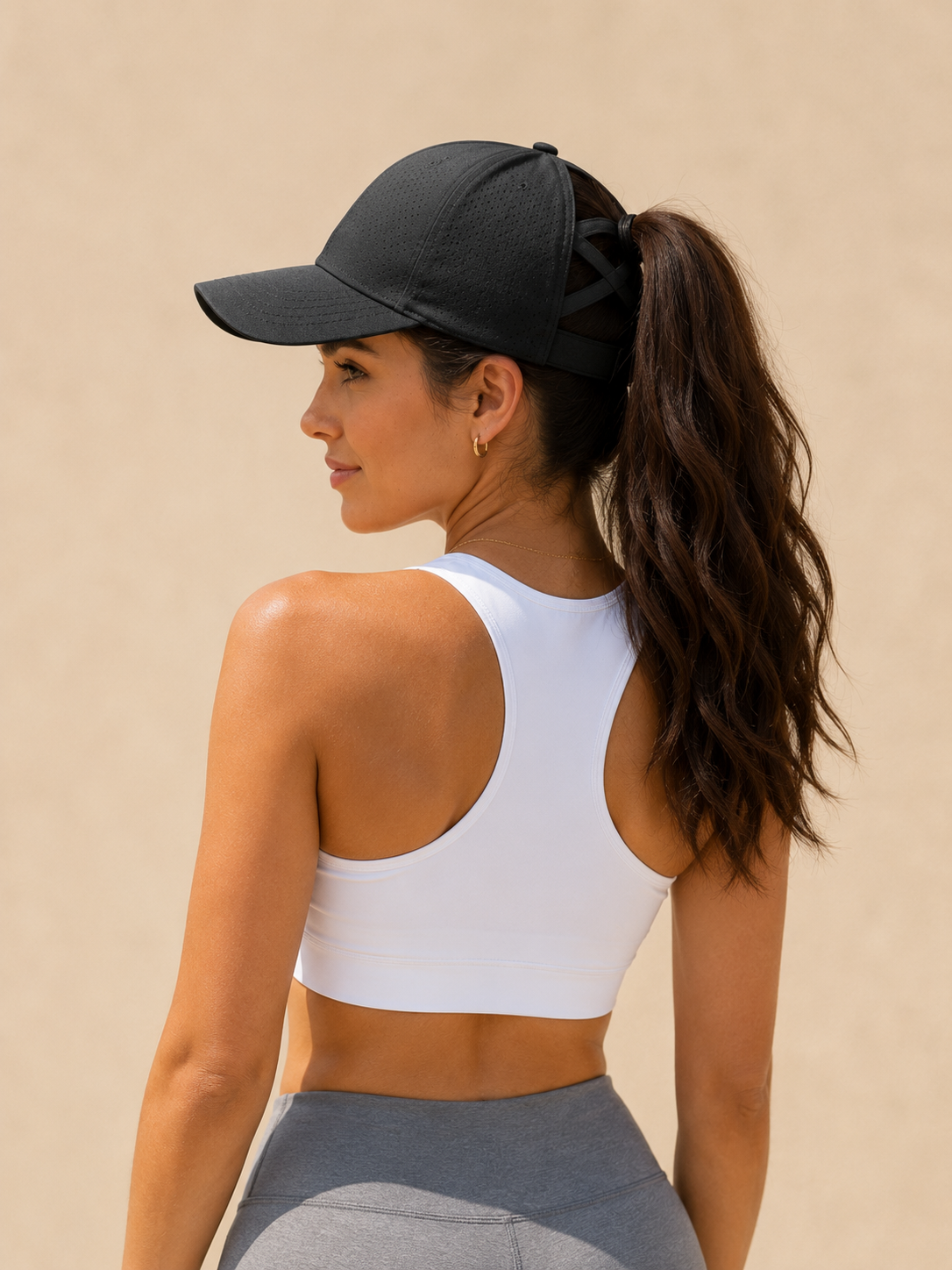 Gorra deportiva Auren Versa en Negro Onix con abertura cruzada para coleta