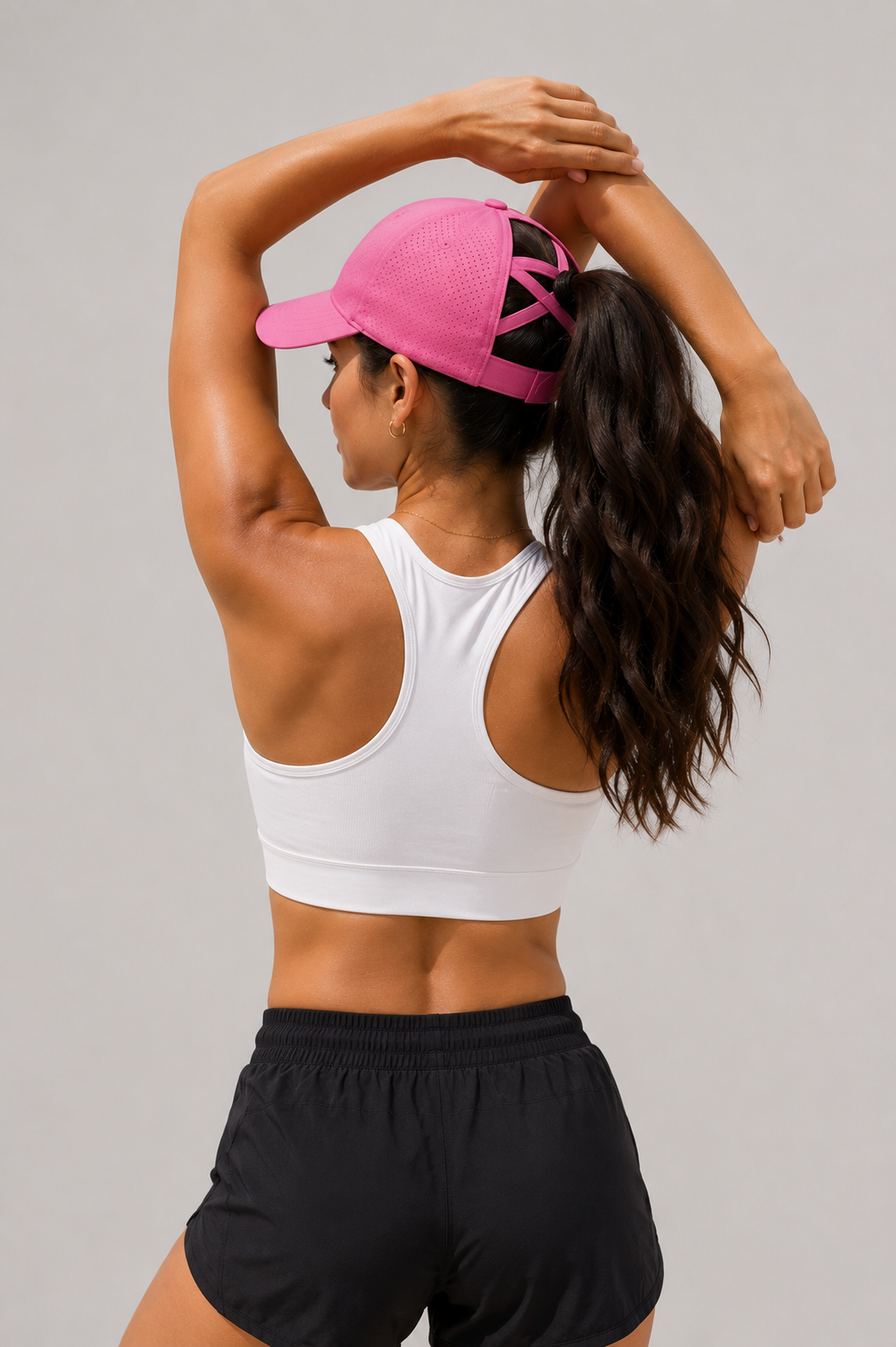 Gorra deportiva Auren Versa en Rosa Cuarzo con abertura cruzada para coleta